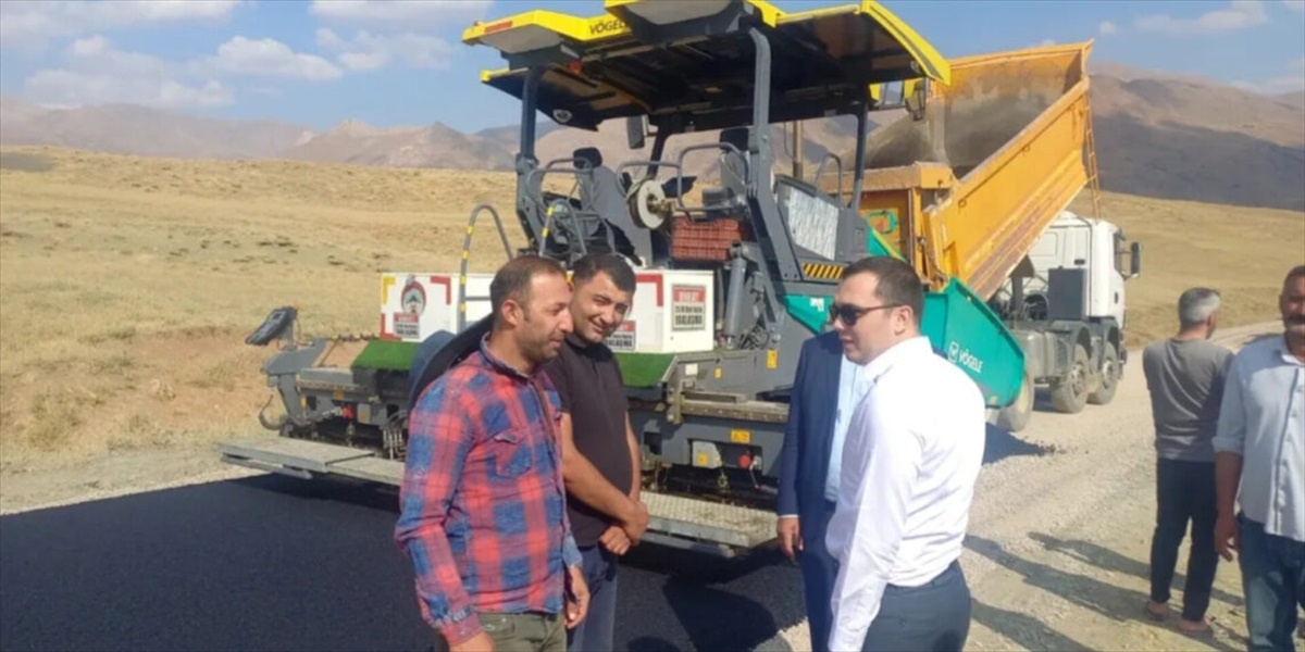Hakkari\'de Köy Yollarına Sıcak Asfalt