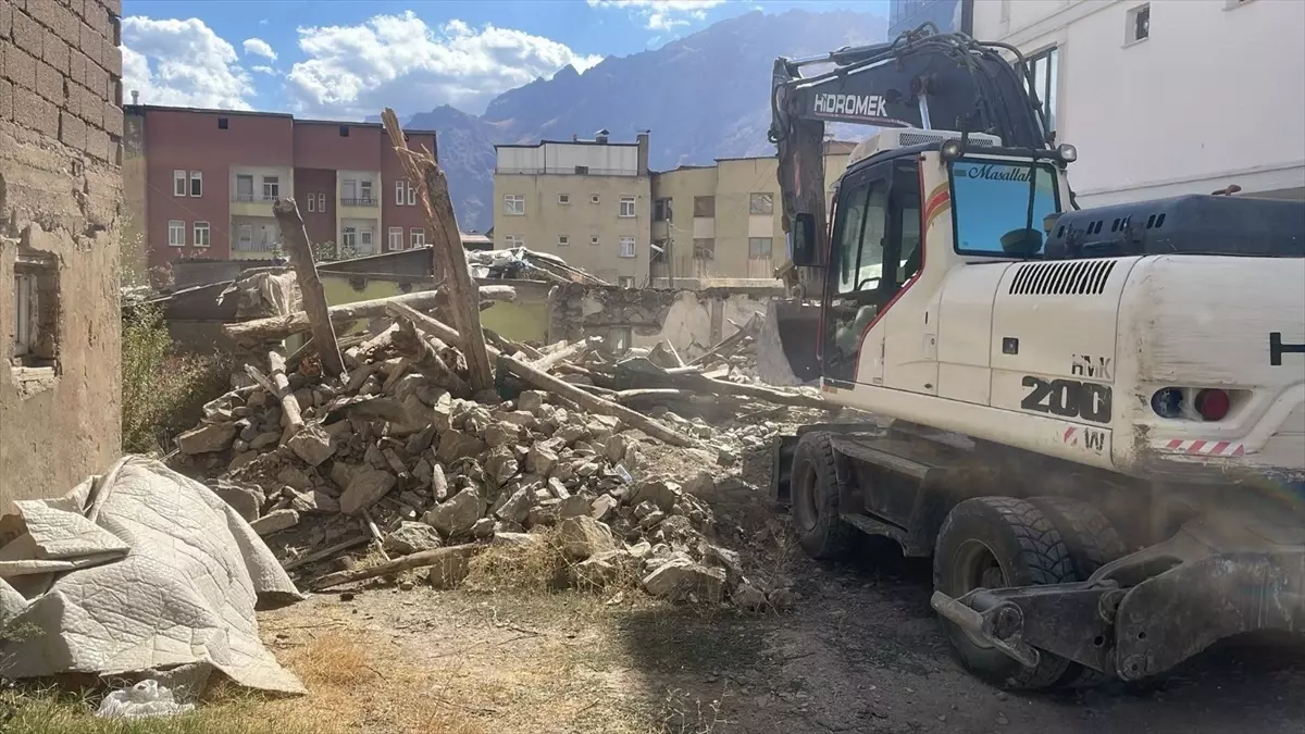 Hakkari\'de Metruk Binaların Yıkımına Devam