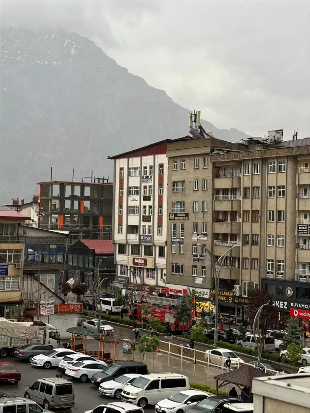 Hakkari\'de Şiddetli Rüzgar Çatı Sökününe Neden Oldu