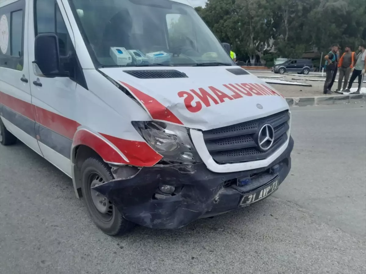 Ambulans ile Otomobil Çarpıştı