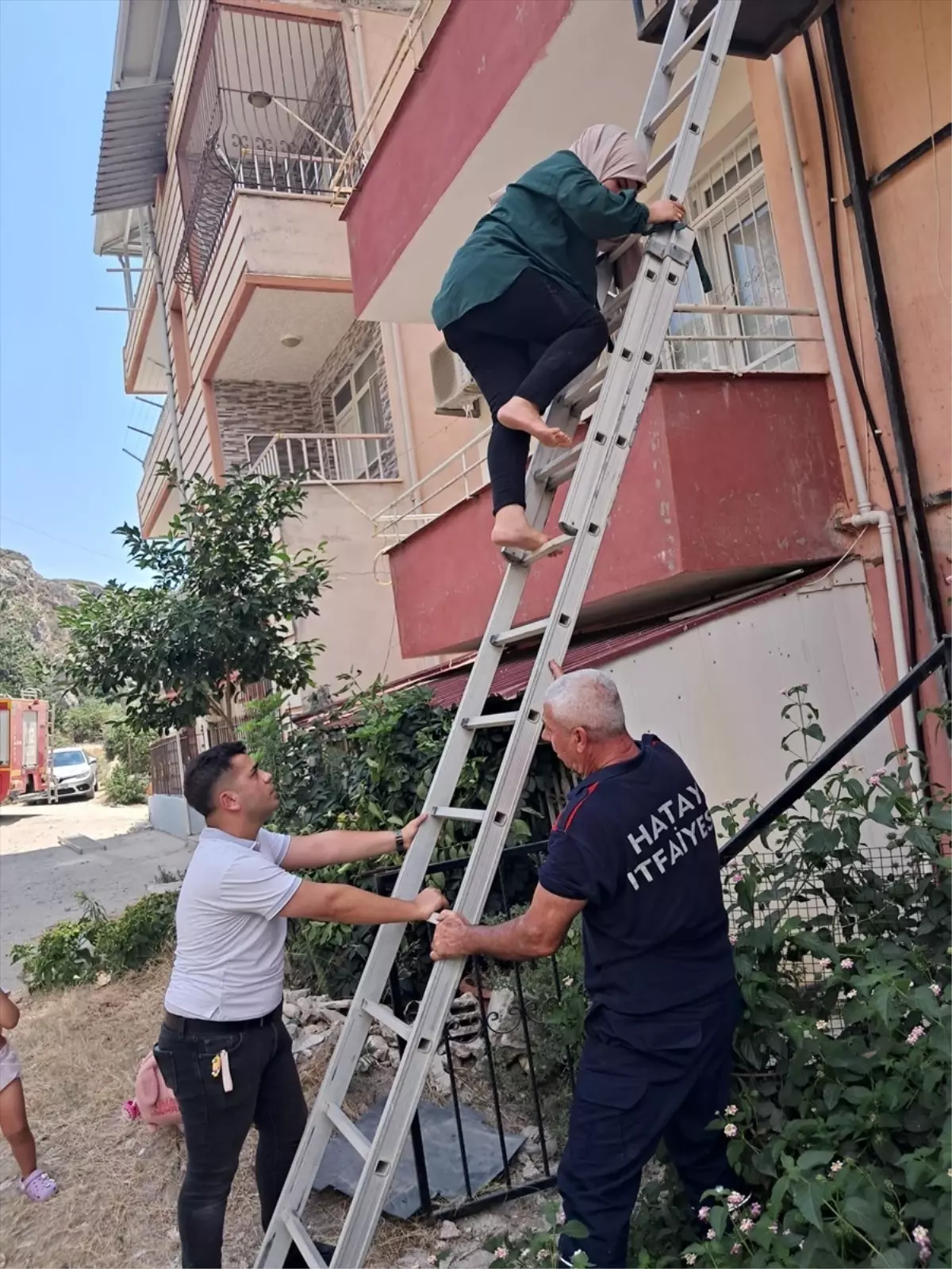 Samandağ\'da Asansördeki Anne ve Kız Kurtarıldı