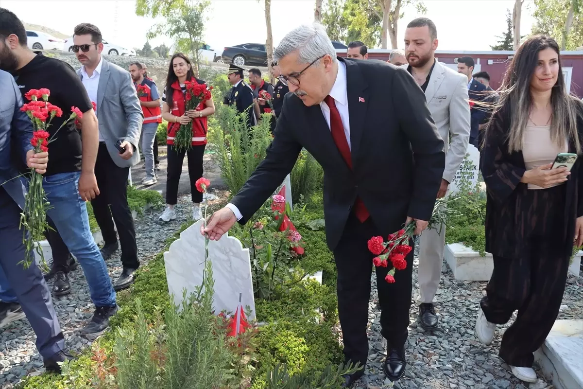 Hatay\'da bayram arifesinde şehitlerin ve depremlerde ölenlerin mezarları ziyaret edildi