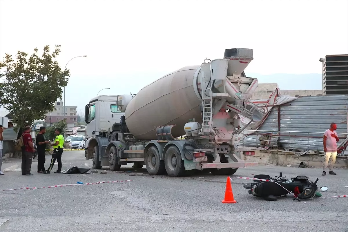 Antakya\'da Motosiklet Beton Mikseriyle Çarpıştı: 1 Ölü, 1 Yaralı