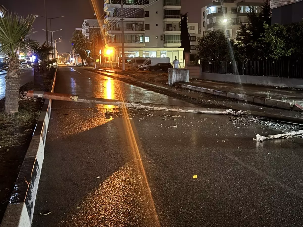 Dörtyol\'da Çekici Aydınlatma Direğine Çarptı