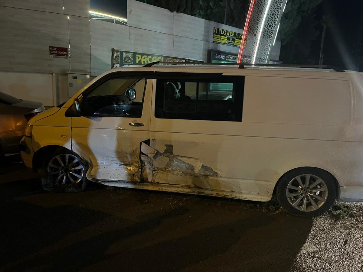 Hatay\'da Düzensiz Göçmen Taşıyan Araç Kaza Yaptı