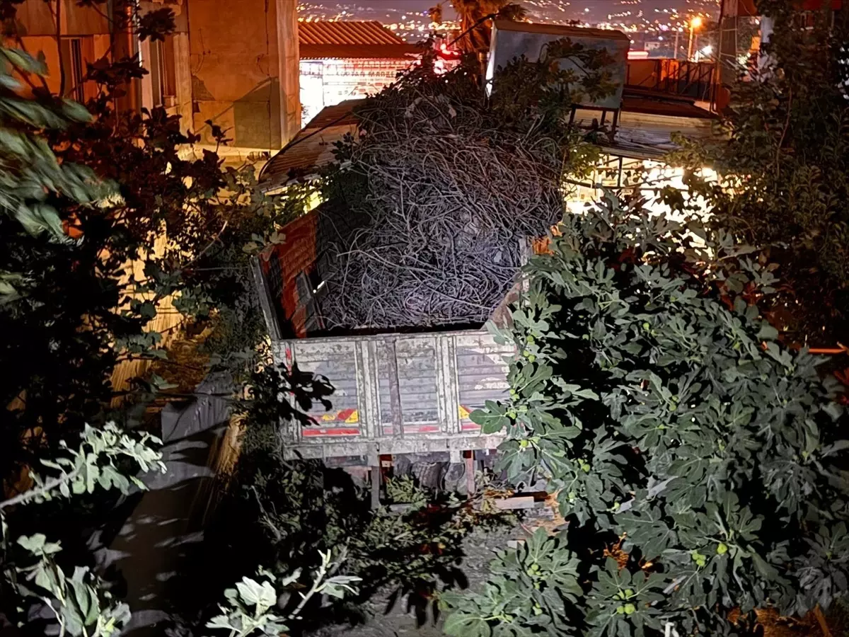 Antakya\'da Kamyon Restorana Düştü