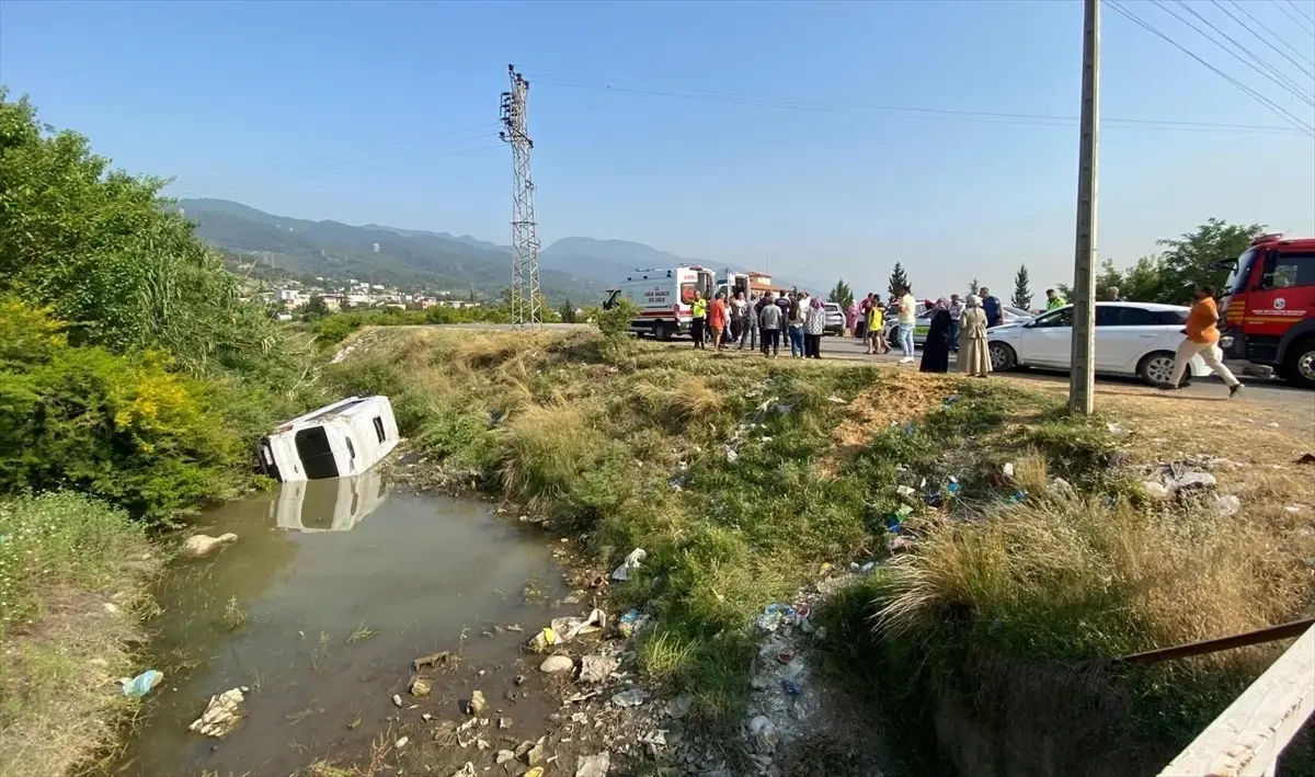Dörtyol\'da Minibüs Otomobile Çarpıp Devrildi