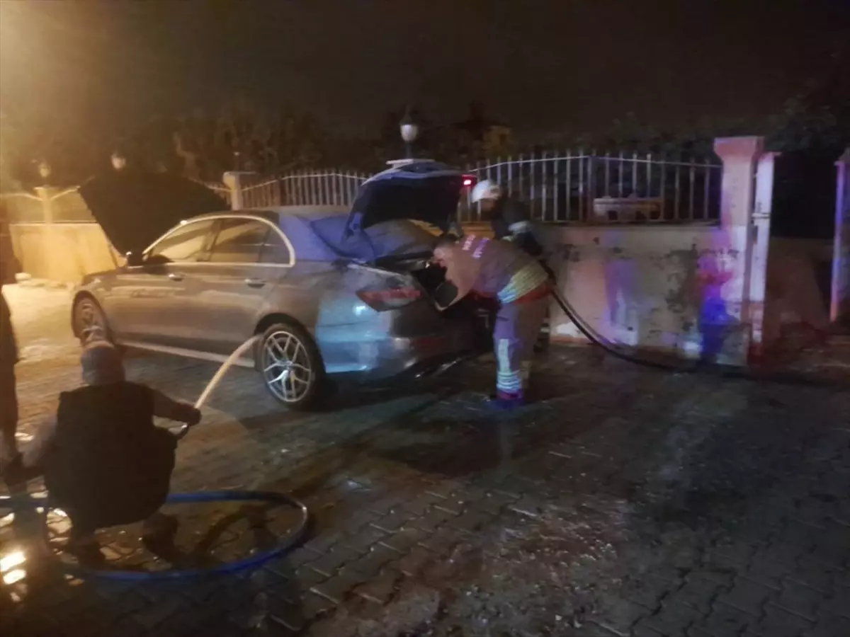 Hatay\'da Kundaklanan Araç Kül Oldu