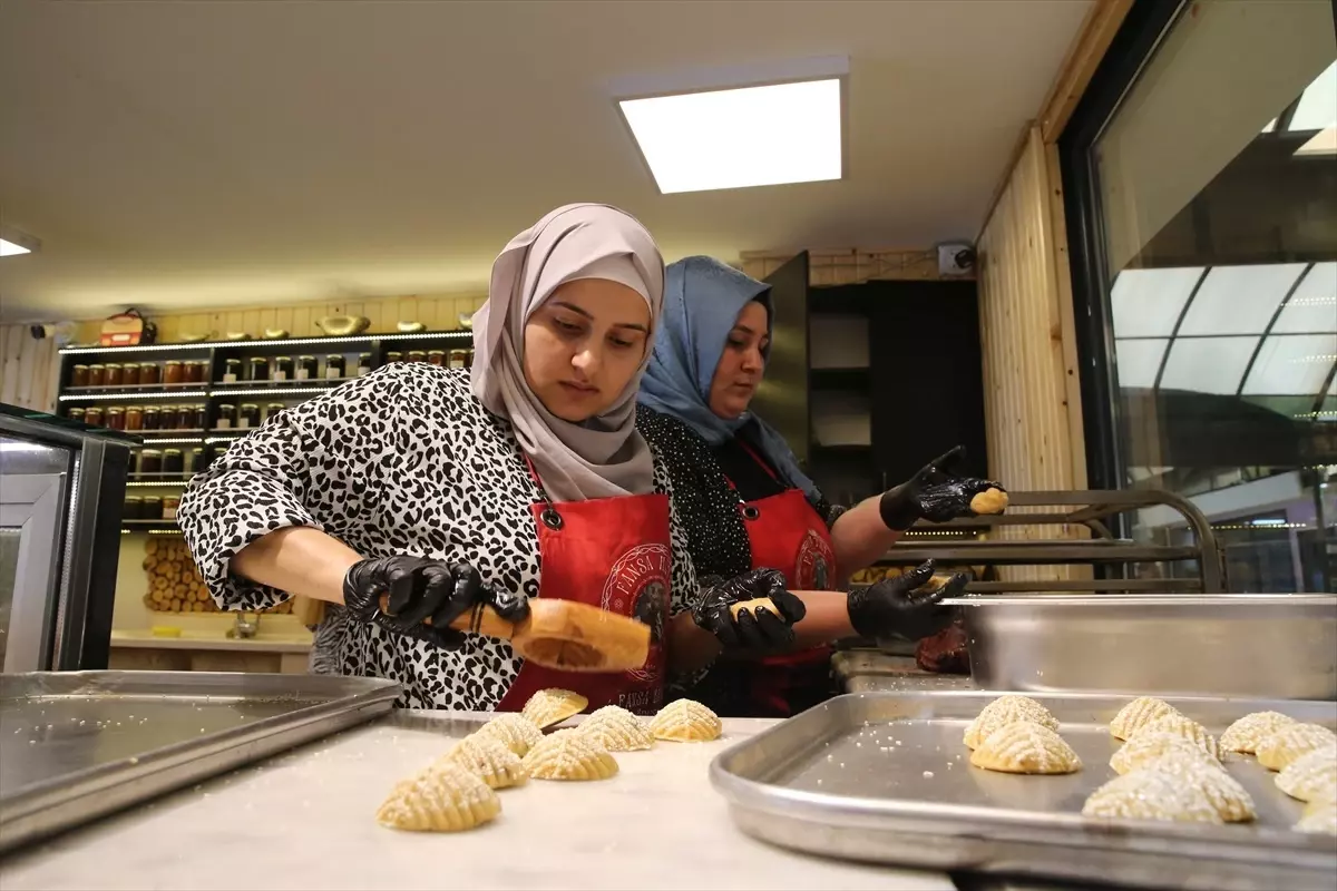 Hatay\'da Geçici Çarşı Esnafı Müşterilerini Ağırlıyor