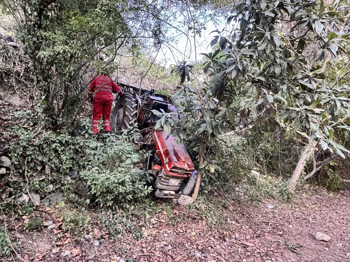 Dörtyol\'da Traktör Uçuruma Devrildi