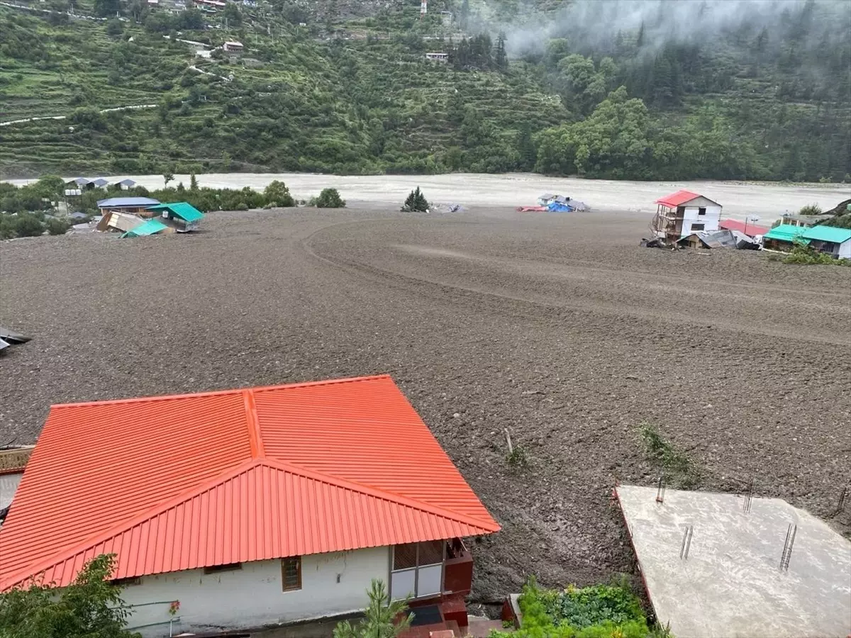 Hindistan\'da Sel ve Heyelan: 4 Ölü, 100 Kayıp