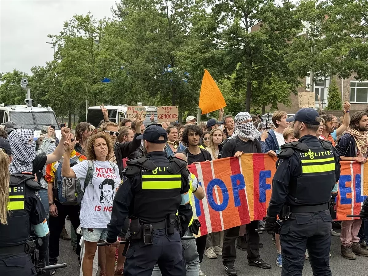 Lahey\'de İklim ve Filistin Protestosu