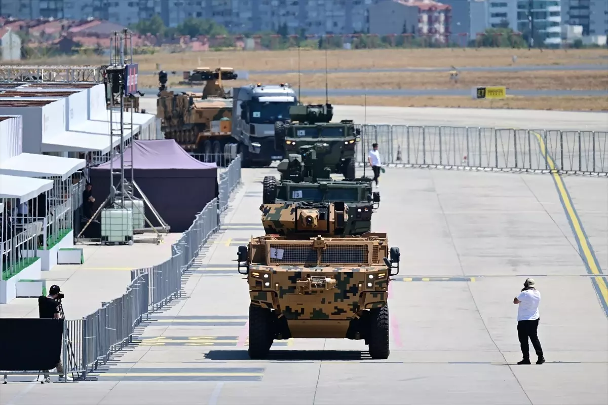 IDEF 2025\'te yerli savunma sanayisi araçlarıyla geçiş töreni yapıldı