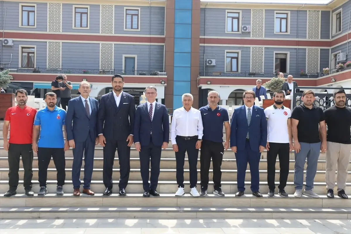 Akgül, Van\'da Güreş Eğitim Merkezi Müjdesi Verdi