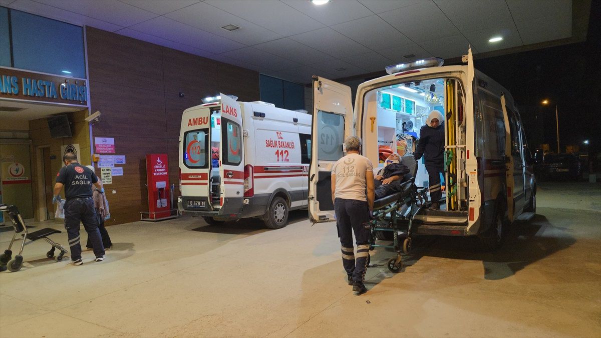 İnegöl\'de Otomobil Su Kanalına Devrildi