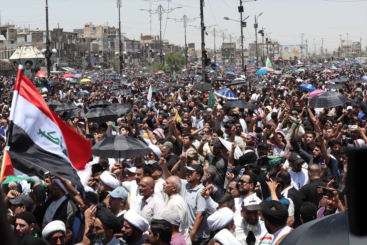 Irak\'ta Sadr Destek Gösterisi