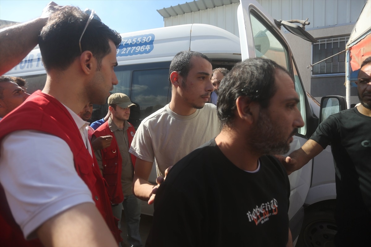 İsrail 13 Filistinliyi Serbest Bıraktı