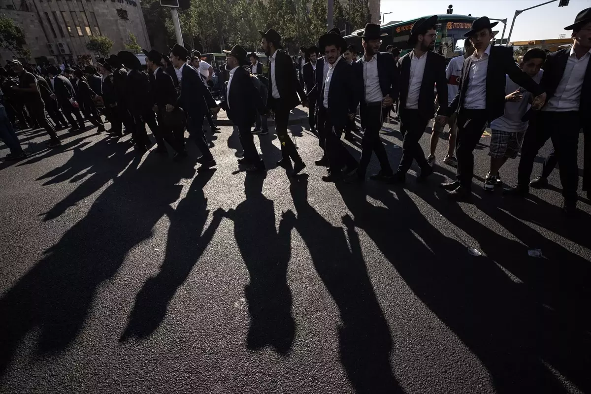 Harediler, Orduya Katılımı Protesto Etti