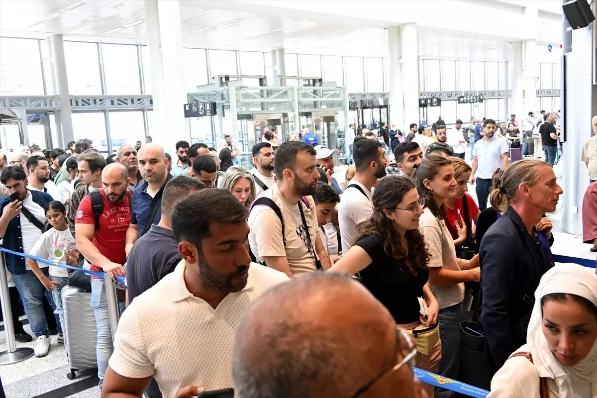 Beyrut Havalimanı\'nda Yoğunluk