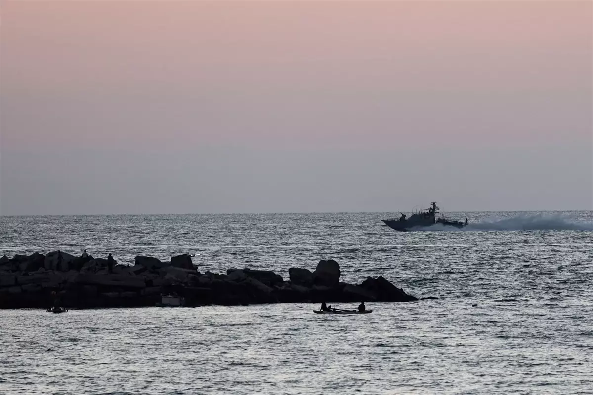 İsrail, Gazze\'de 5 Balıkçıyı Alıkoydu