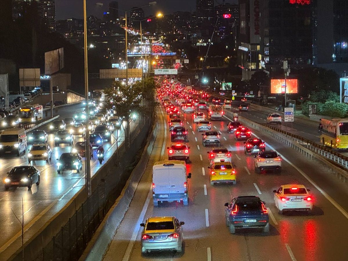 İstanbul\'da Trafik Yoğunluğu Artıyor