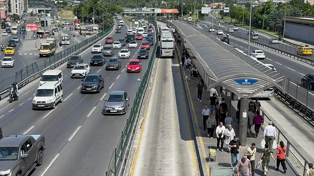 İstanbul\'da bayramın ikinci gününde trafik yoğunluğu yaşanıyor