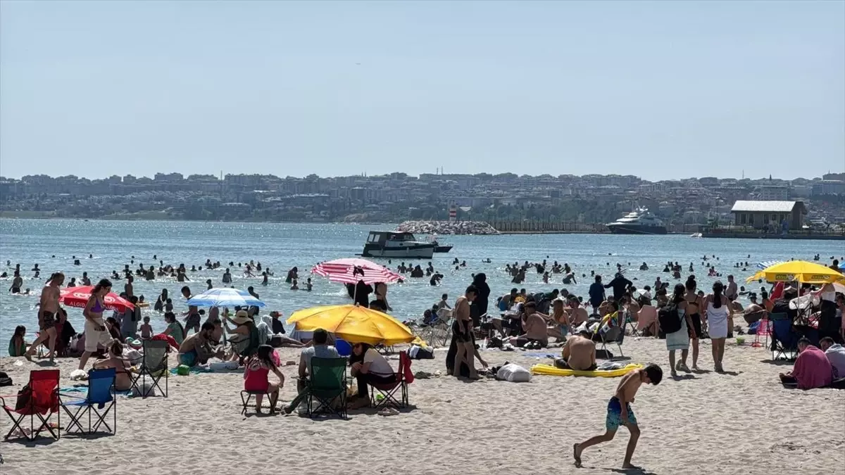 İstanbul\'da Bayram Coşkusu: Plajlar Dolu!