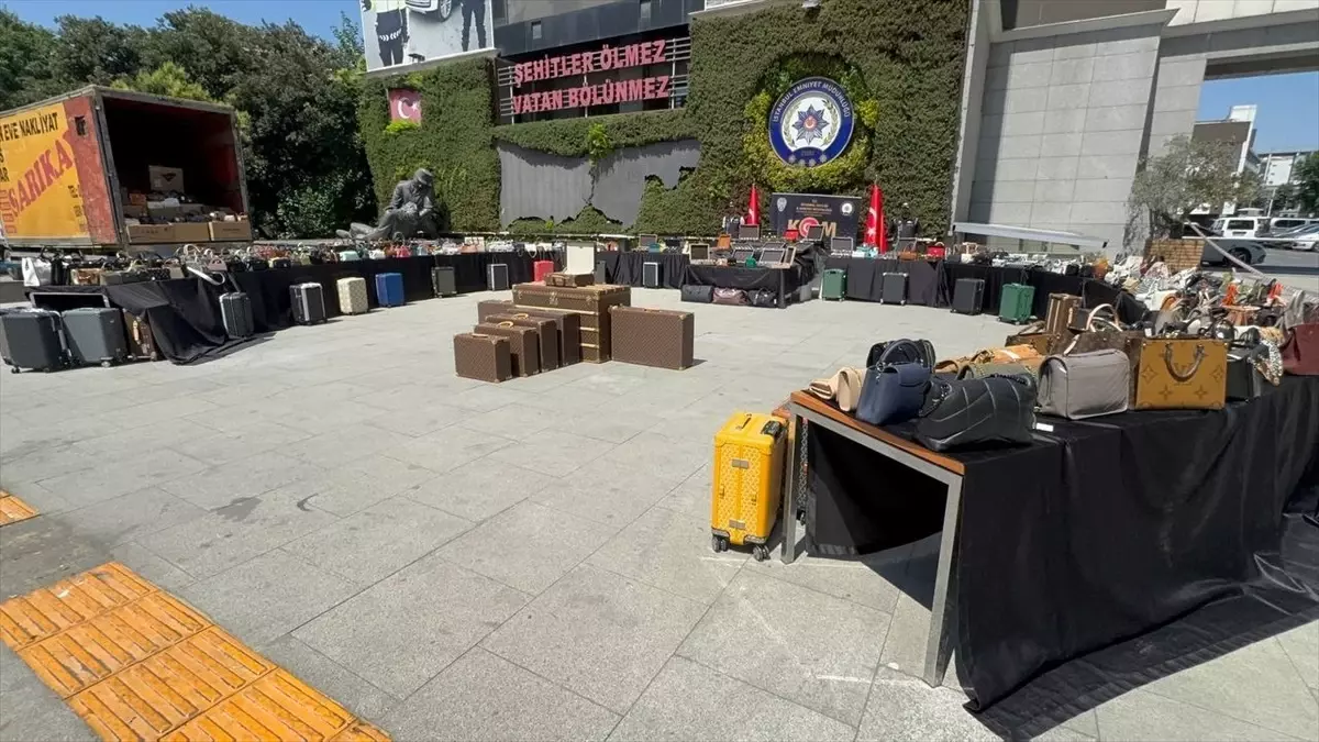 İstanbul\'da Kaçak Çanta ve Saat Operasyonu