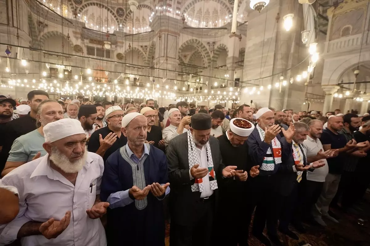 Fatih Camisi\'nde Gazze için Dua