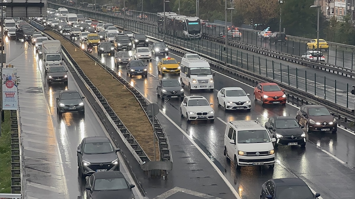 İstanbul\'da Yağış Nedeniyle Trafik Kilitlendi