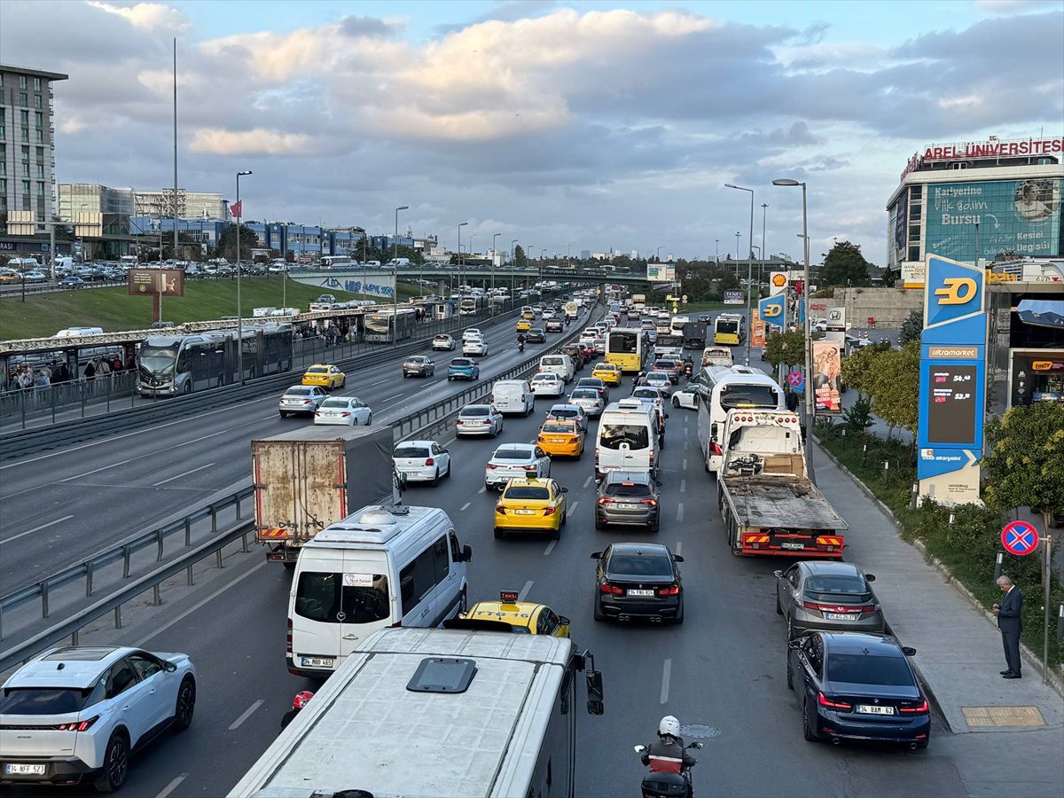 İstanbul\'da haftanın son iş gününde trafik yoğunluğu yüzde 74\'e ulaştı