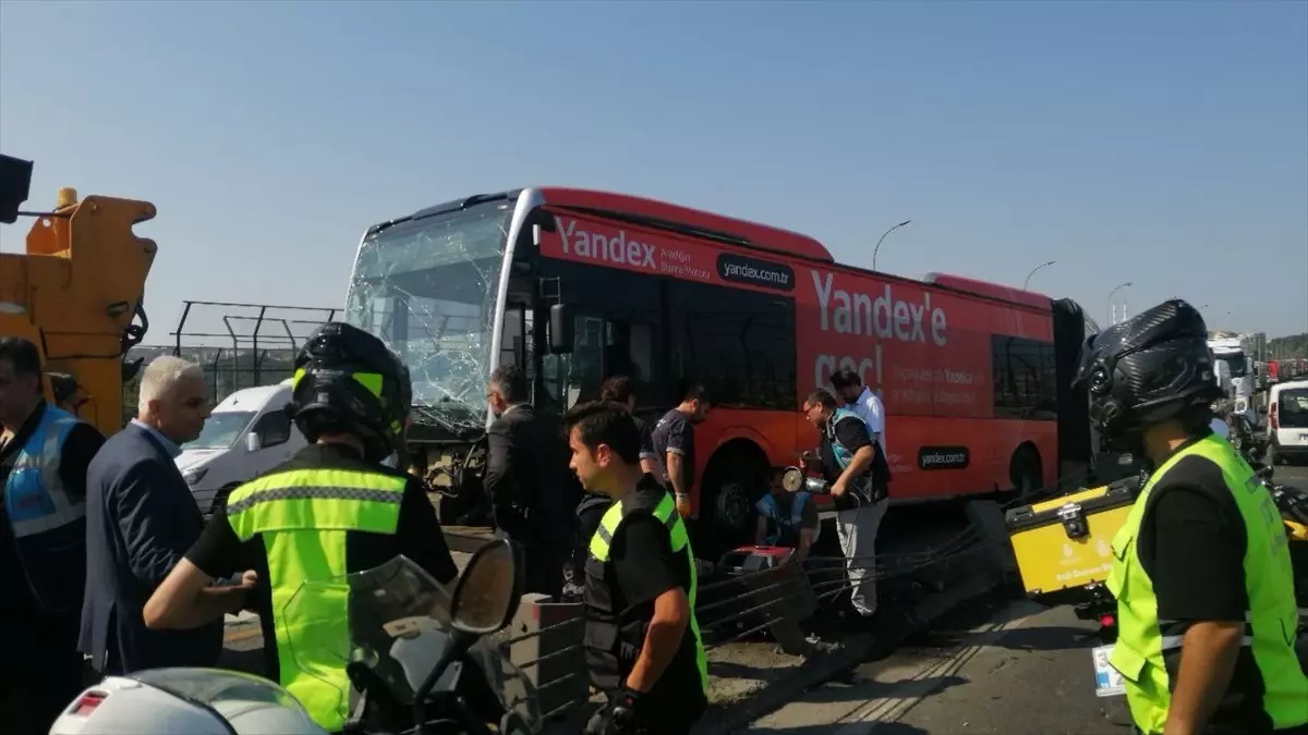 İstanbul\'da Metrobüs Bariyerlere Çarptı