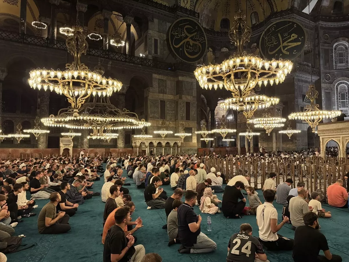 İstanbul\'da Mevlit Kandili Kutlamaları