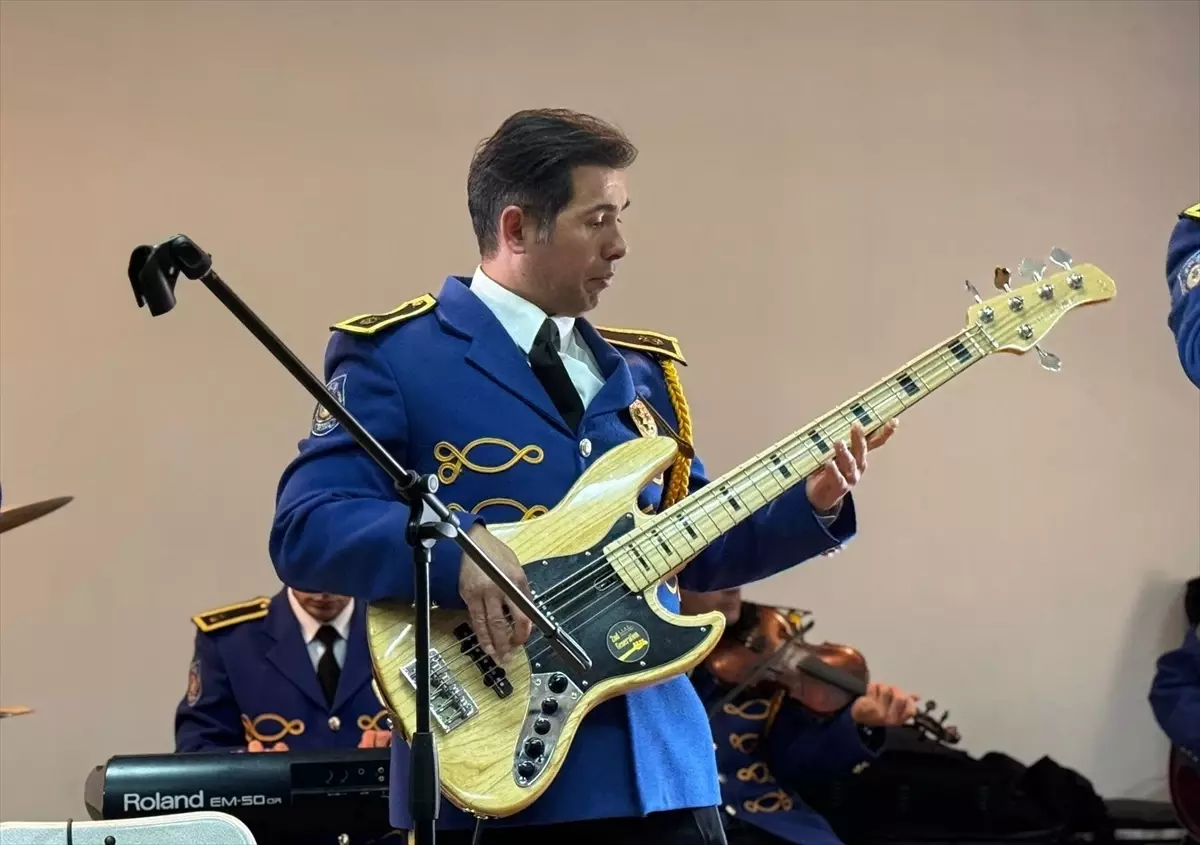 Yaşlılar Günü\'nde Polis Bandosu Konseri