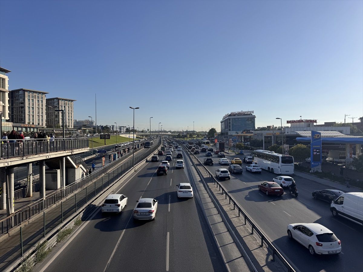 İstanbul\'da sabah saatlerinde trafik yoğunluğu yaşanıyor