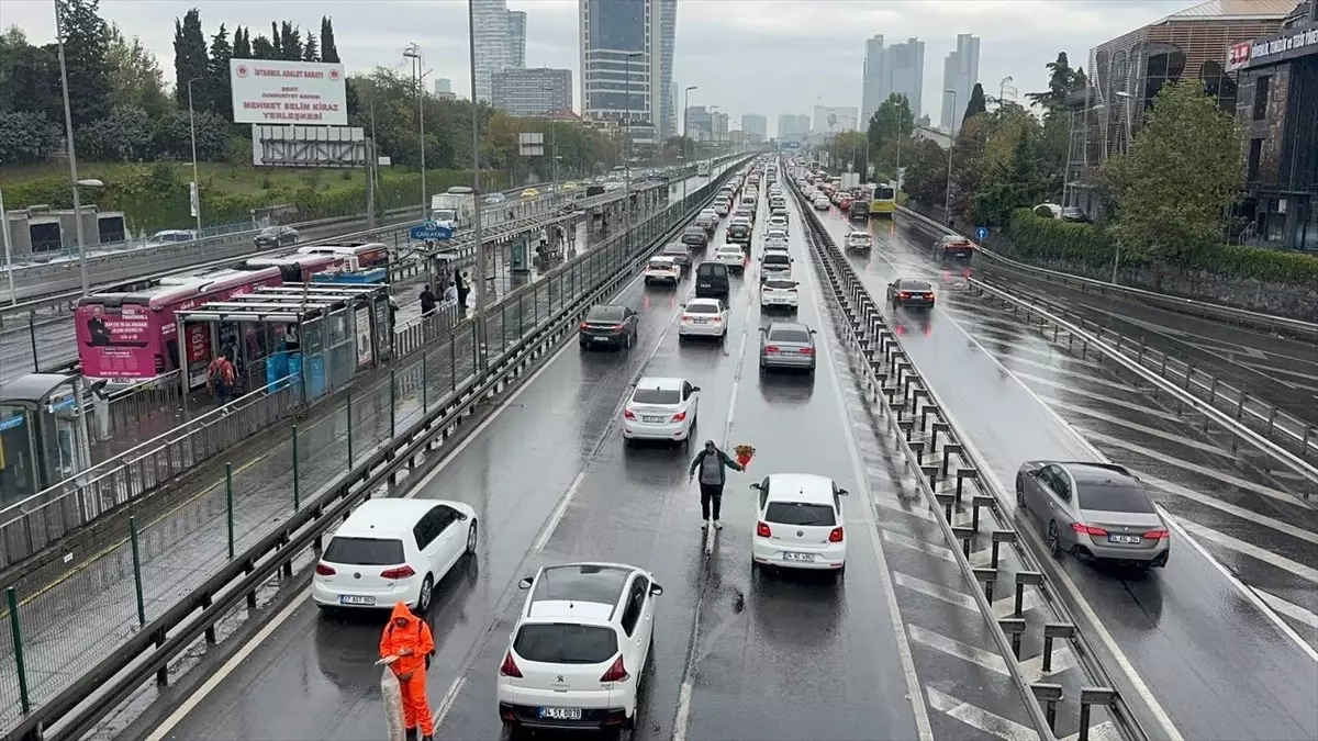 İstanbul\'da Yoğun Trafik Yağışla Artıyor