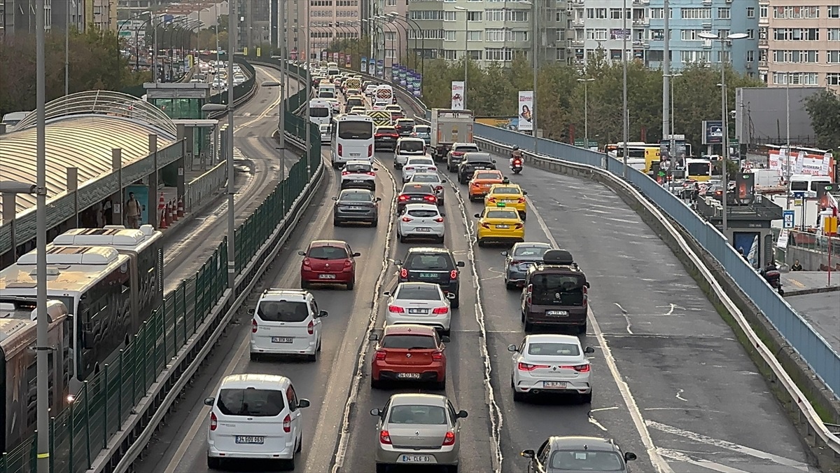 İstanbul\'da Okul Trafiği Yoğunlaştı