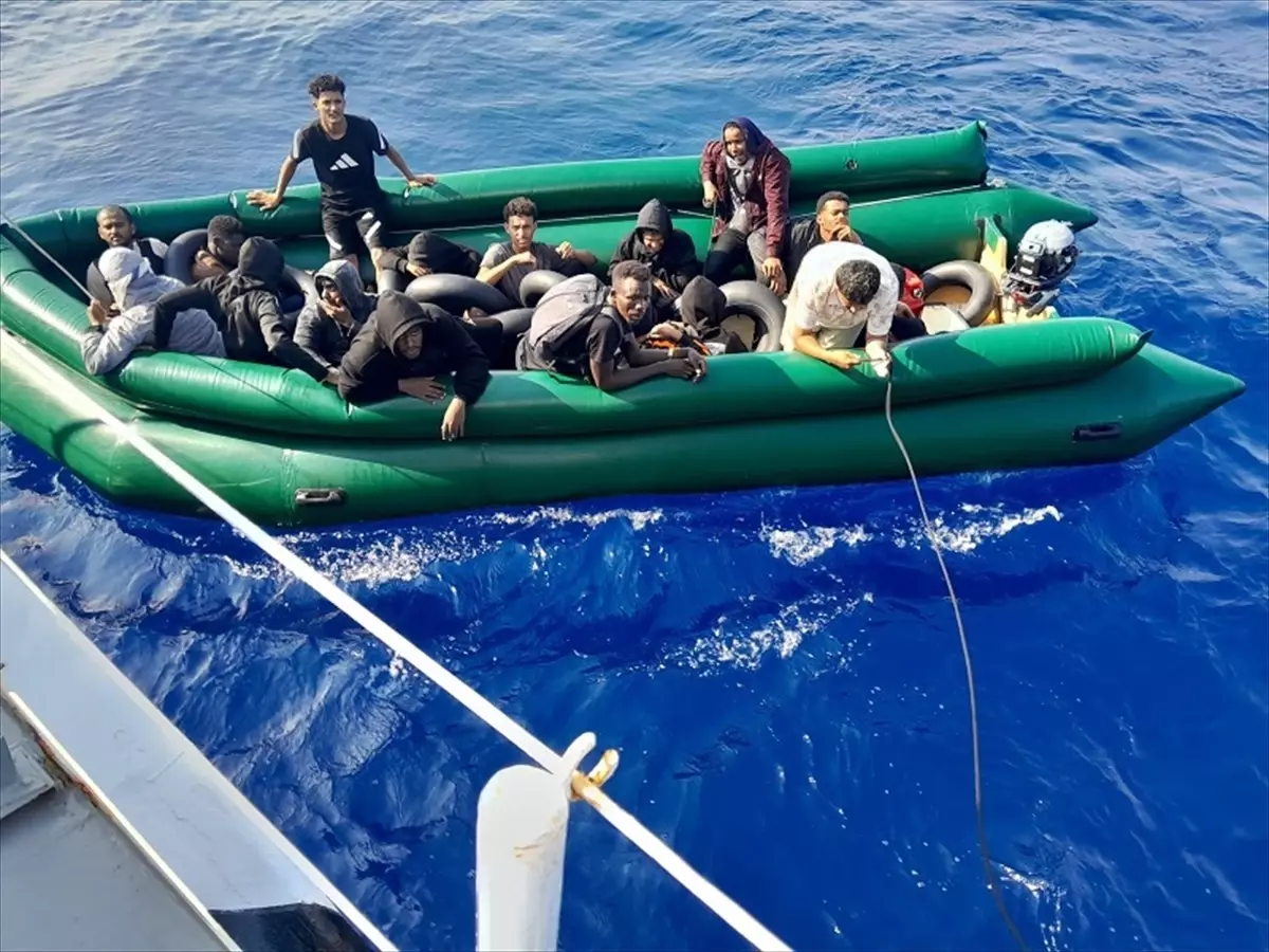 İzmir\'de 18 Düzensiz Göçmen Kurtarıldı