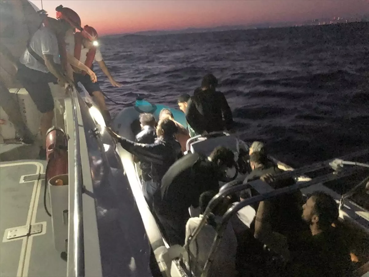 Çeşme\'de 30 Düzensiz Göçmen Kurtarıldı