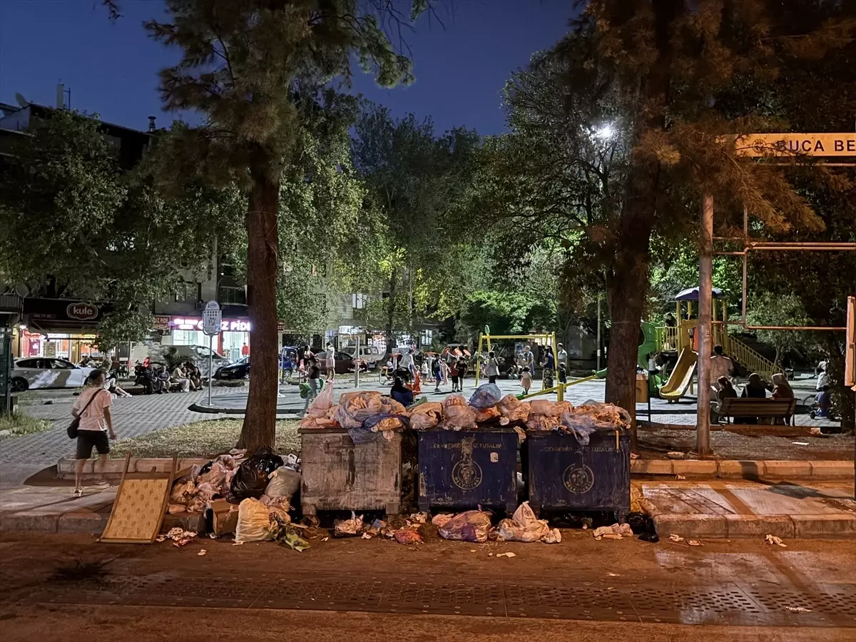 Buca\'da belediye işçileri greve gitti, ilçede çöp yığınları oluştu