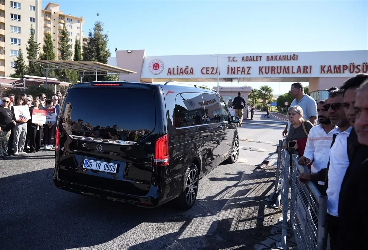 İzmir\'de Yolsuzluk Davası Başladı