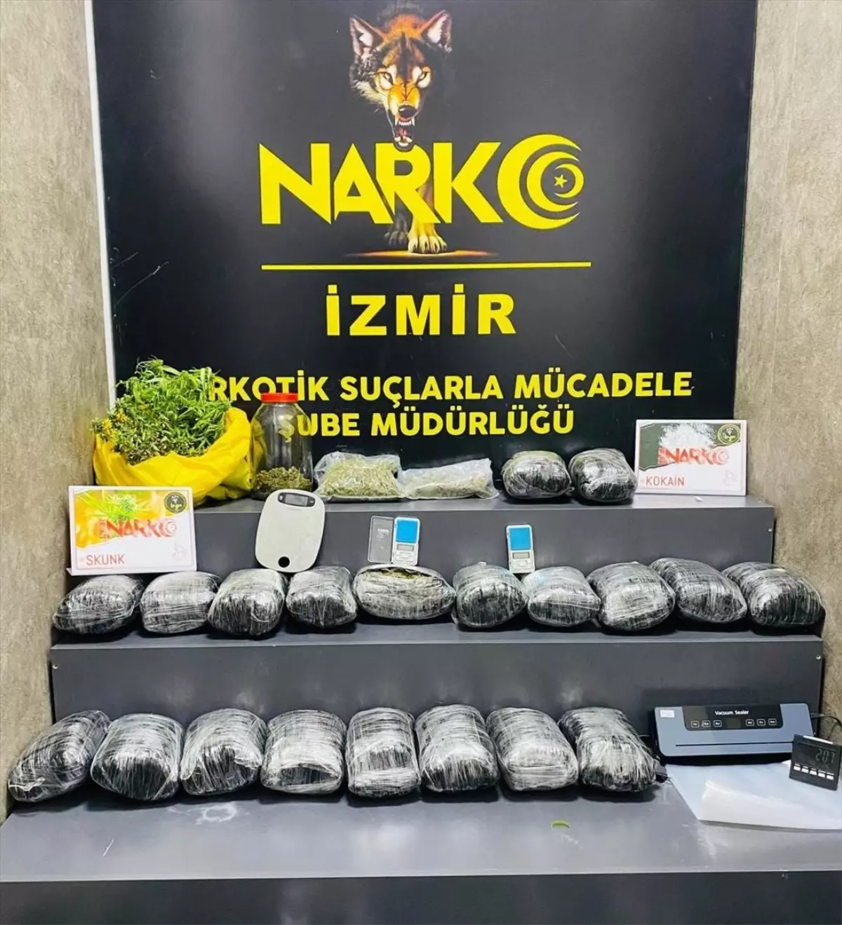 İzmir\'de Uyuşturucu Operasyonu: 22 Kilo Ele Geçirildi