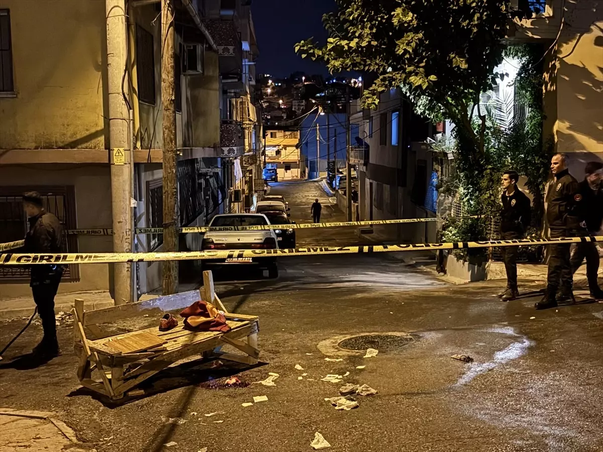 İzmir\'de Bıçaklı Kavga: 1 Ölü, 2 Yaralı