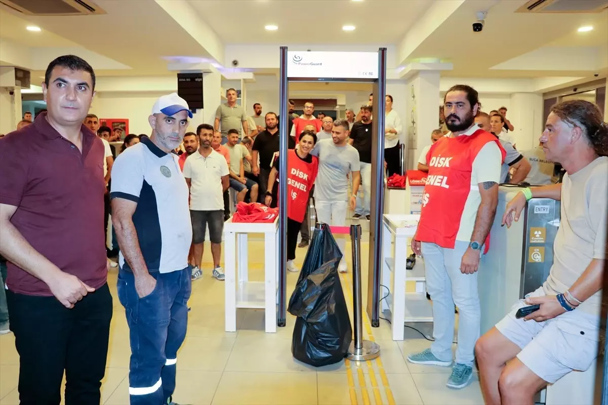 Buca Belediyesi\'nde Çalışanlardan İş Bırakma Eylemi