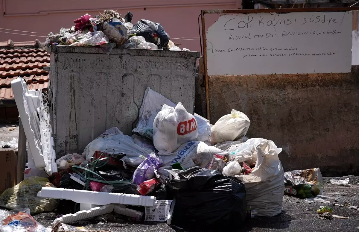 İzmir\'de Çöp Sorunu Büyüyor