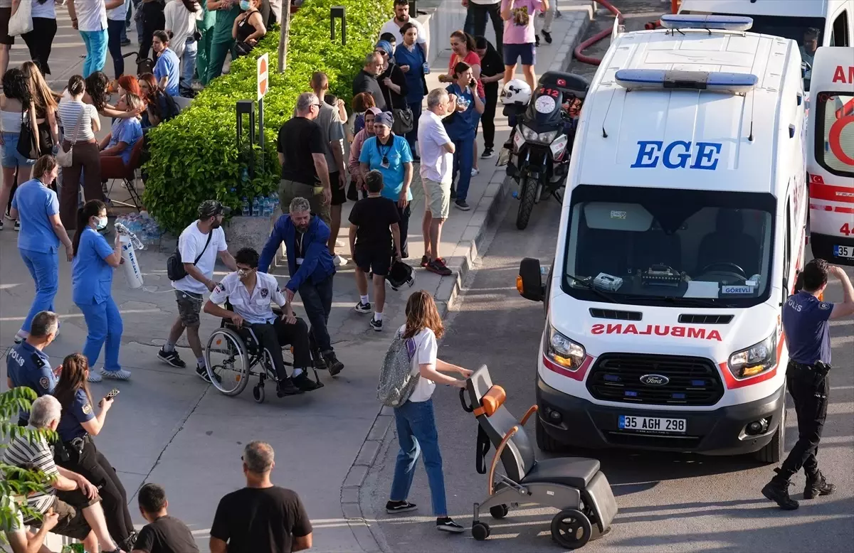 İzmir\'de Yangın Paniği: Hastalar Tahliye Edildi