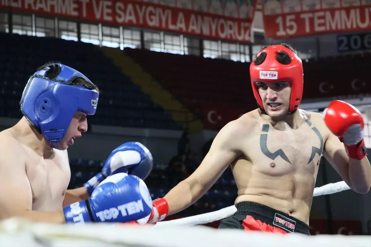 İzmir\'de Kick Boks Şampiyonası Başladı