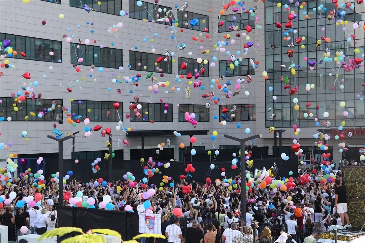 İzmir\'de Kanserli Çocuklar İçin Balon Uçurdu