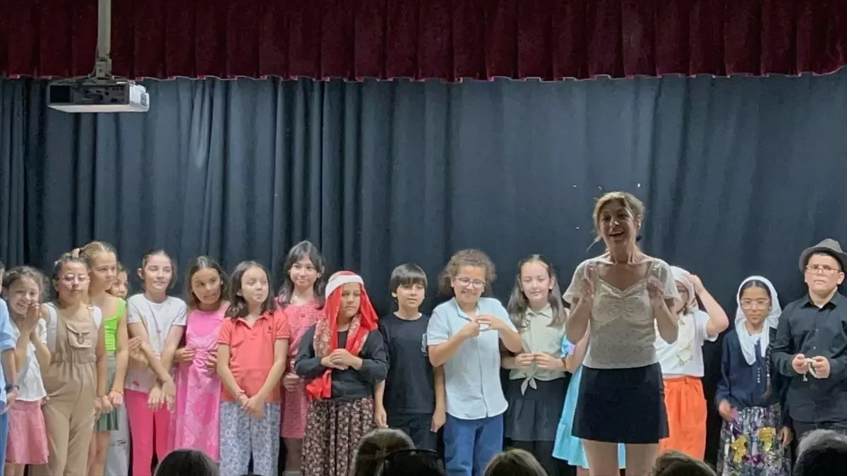 İzmirli Öğrencilerden Yıl Sonu Tiyatro Gösterisi