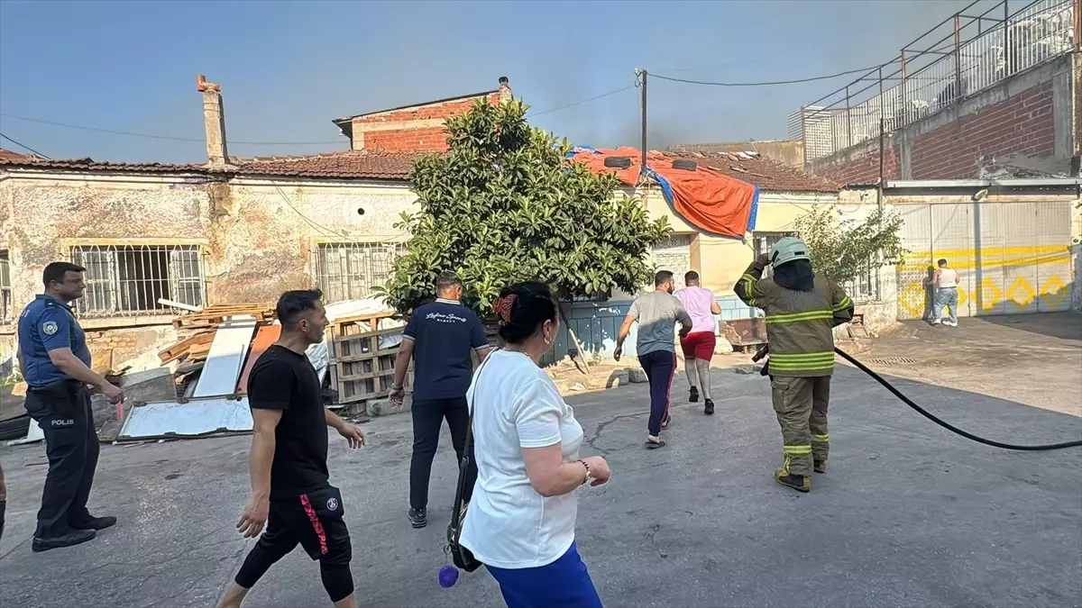 İzmir\'de Metruk Bina Yangını